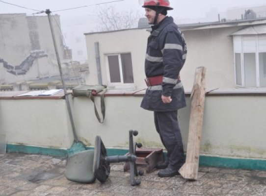 Bărbatul acuzat că şi-a omorât mama şi a incendiat casa rămâne după gratii